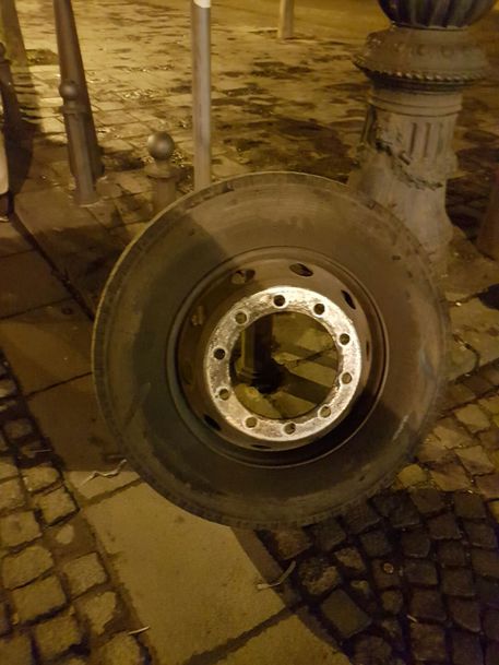 Bus perde ruota, sfiorato incidente a Napoli