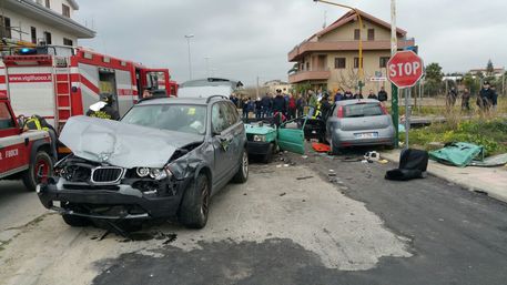 Violento scontro tra due autovetture nel Reggino  Bilancio di un morto e sei feriti, uno è grave