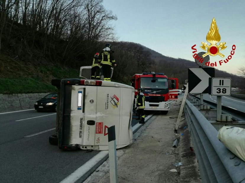 Portavalori si ribalta sull’A16: due feriti e lunghe code