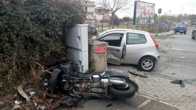Sbanda con lo scooter si scontra con un'auto e finisce contro un muro: è grave un giovane di Lamezia Terme
