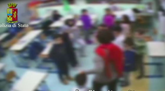 VIDEO – Violenze in classe sui bambini a Reggio  Le immagini che inchiodano la maestra