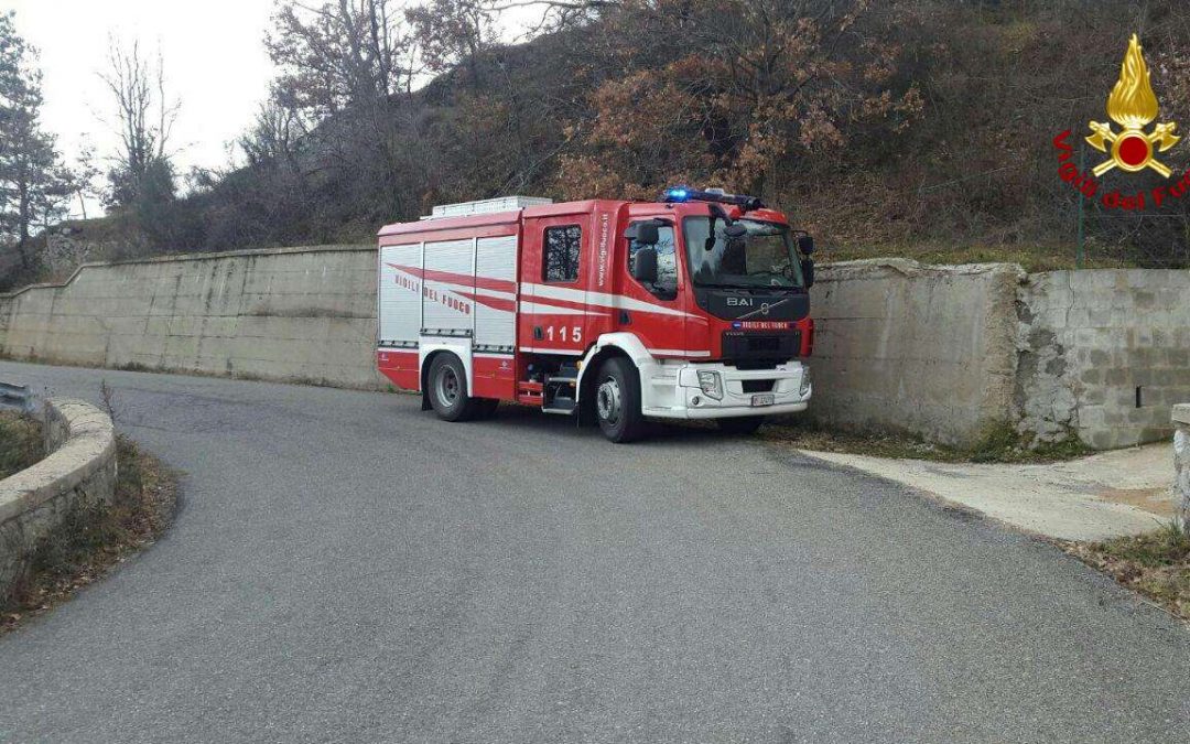FOTO – Crolla un palo di cemento dell’Enel, muore un giovane operaio nel Crotonese