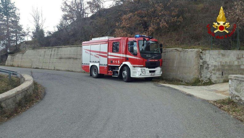 FOTO - Crolla un palo di cemento dell'Enel, muore un giovane operaio nel Crotonese