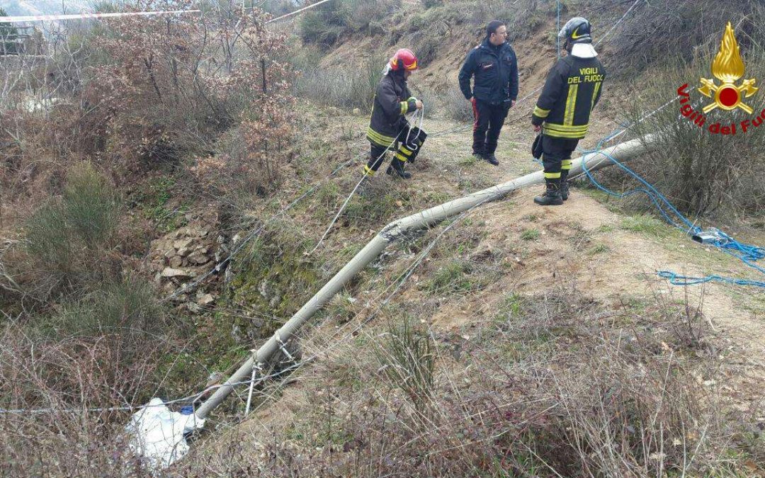 Il palo crollato che ha causato la morte dell'operaio