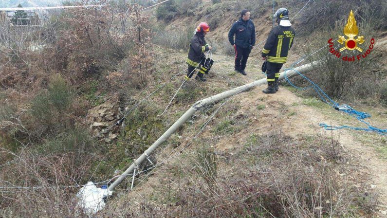 Tragedia nel Crotonese: crolla un grosso palo di cemento dell’Enel, muore un operaio rimasto schiacciato