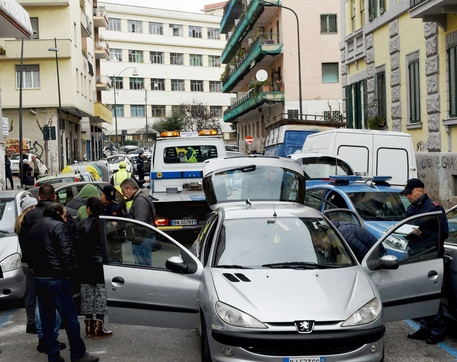 Giallo a Napoli, trovato cadavere di un 38enne in auto
