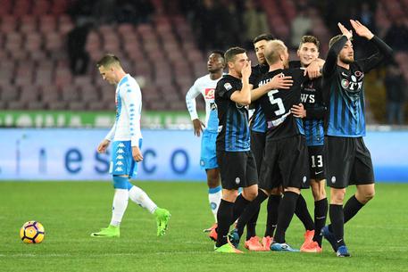 Calcio, il Napoli perde terreno: ko casalingo contro l’Atalanta