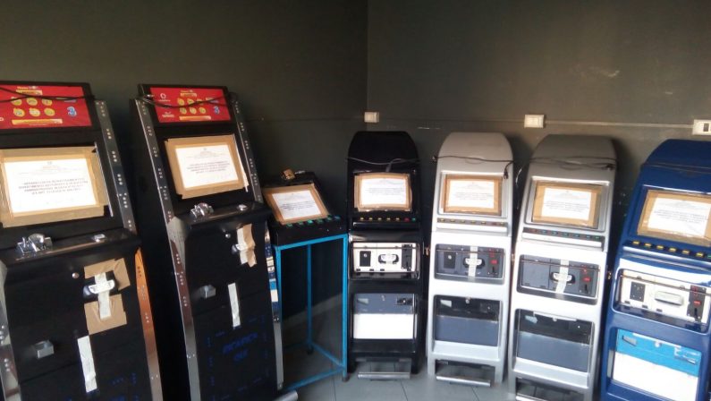 Macchinette videopoker nascoste nel retro del negozioAttrezzature sequestrate e maxi multa nel Crotonese