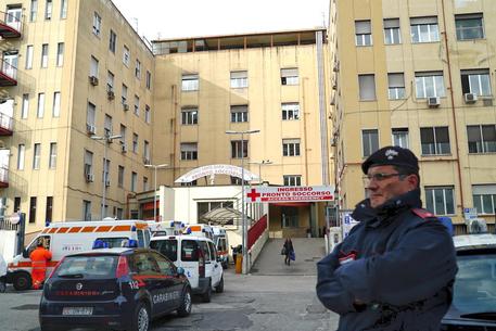 Paura davanti all'ospedale di Loreto Mare, esplode bomba carta