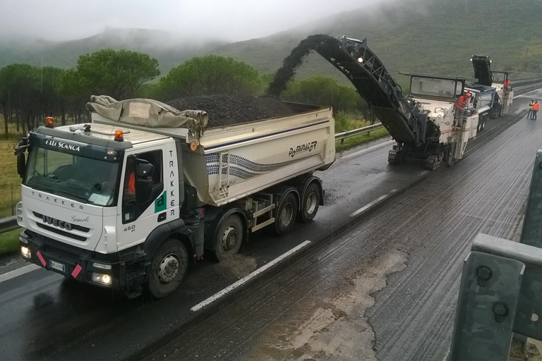 Lavori di pavimentazione sull'autostrada