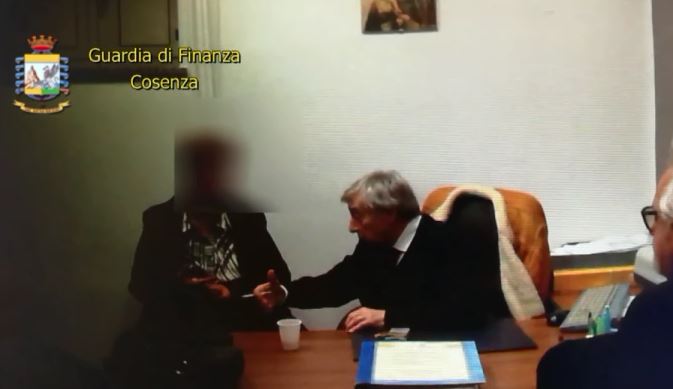 VIDEO - Falso funzionario UE arrestato a CosenzaPrometteva contributi in cambio di tangenti