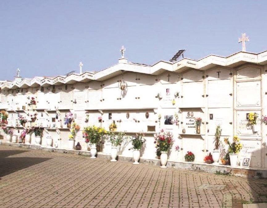 L'interno del cimitero di Rosarno