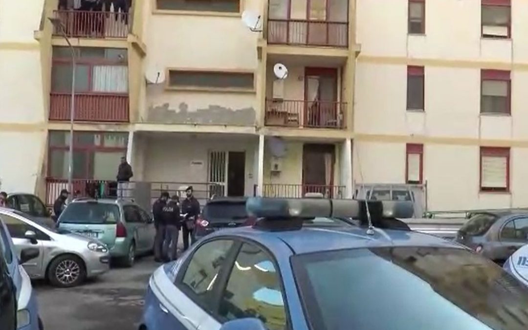 Picchiano e scippano turista a Napoli: un arresto, complice in fuga