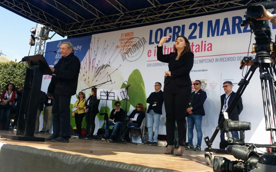 VIDEO – L’abbraccio di Locri alle vittime di mafia Don Ciotti: «Siamo qui perché amiamo la vita»