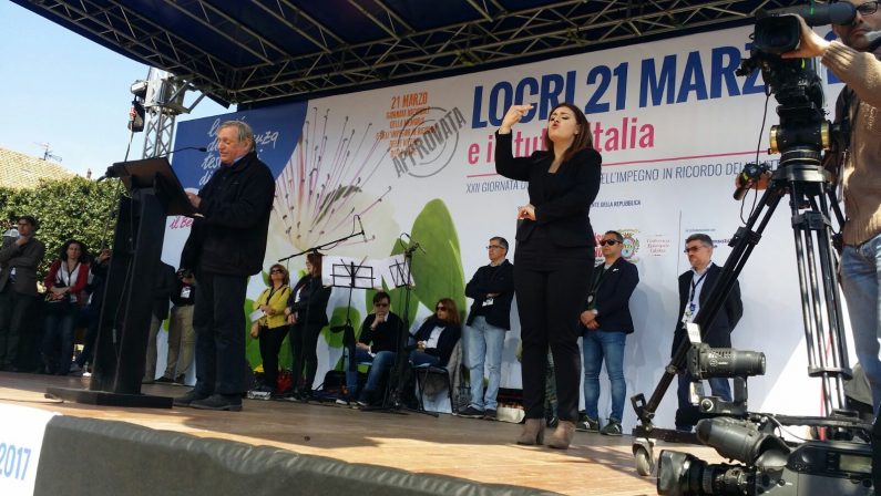 VIDEO - L'abbraccio di Locri alle vittime di mafiaDon Ciotti: «Siamo qui perché amiamo la vita»