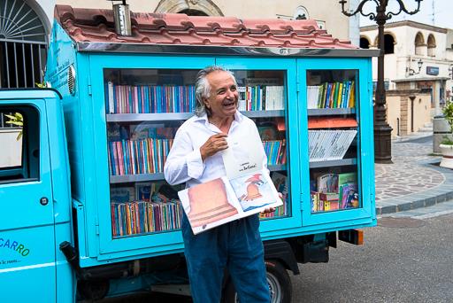 Il maestro Antonio La Cava con l'inseparabile Bibliomotocarro