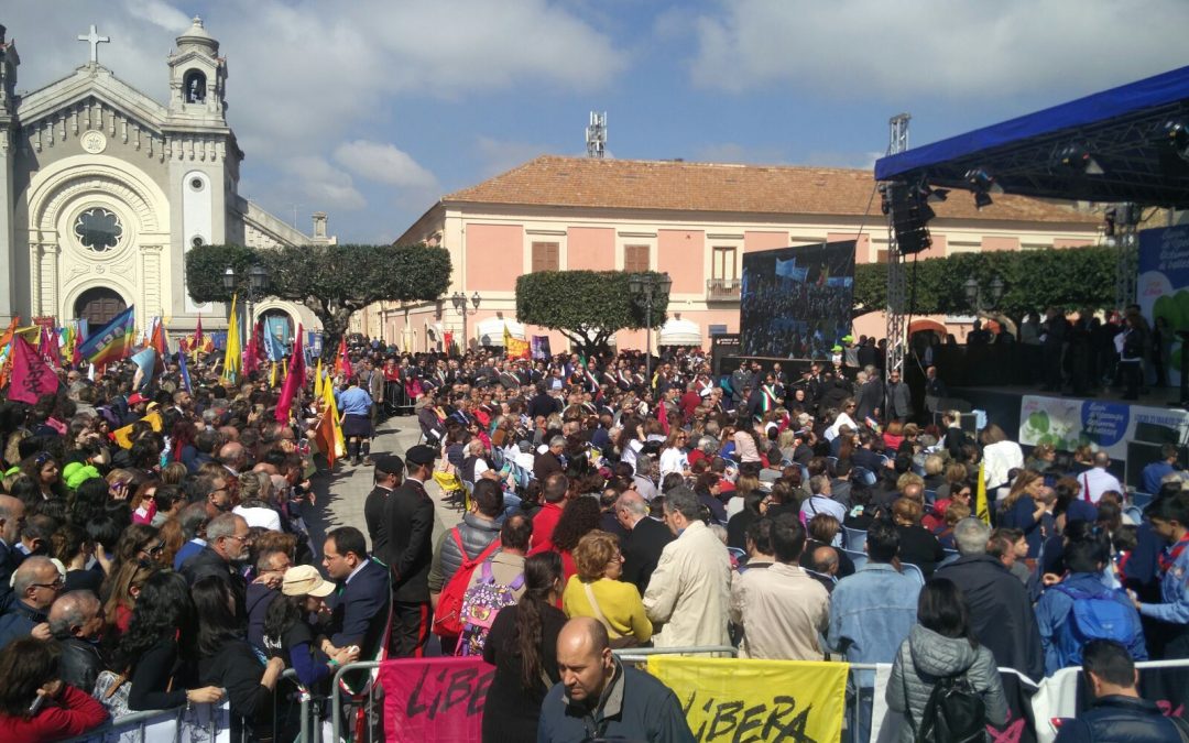 VIDEO – La giornata della memoria a Locri, don Ciotti  dopo le scritte: «Gli sbirri sono uomini dello Stato»
