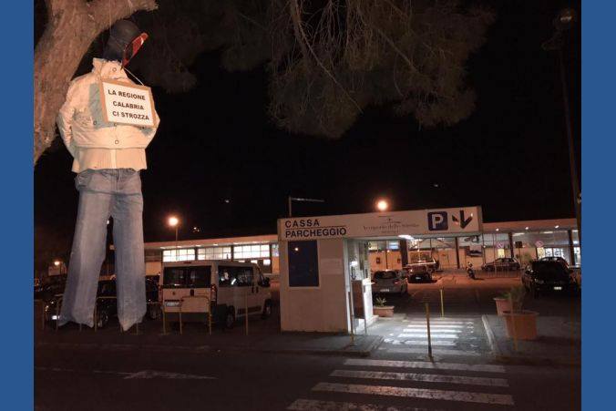 Reggio Calabria, manichini impiccati sugli alberiLa scioccante protesta allestita dal nucleo Nfp