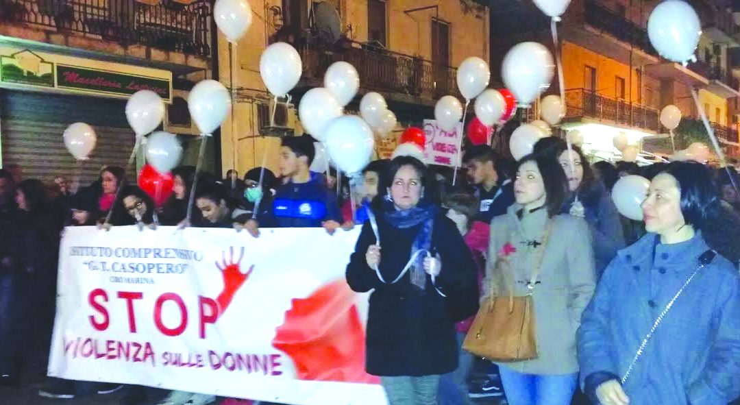 Un momento della fiaccolata per Antonella Lettieri