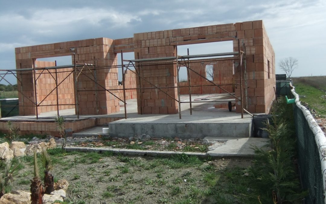FOTO – Manufatti sequestrati sul litorale di Crotone