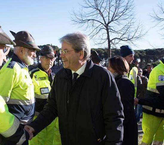 Gentiloni all’inaugurazione della stazione di Afragola: “Lo Stato garantirà sicurezza”. Tensioni con i manifestanti