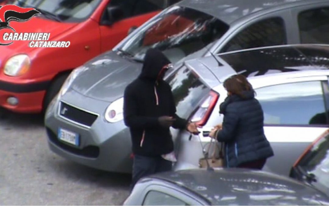 VIDEO – Blitz dei carabinieri a Catanzaro  colpiti i parcheggiatori abusivi della città