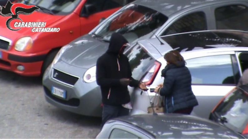 VIDEO - Blitz dei carabinieri a Catanzarocolpiti i parcheggiatori abusivi della città