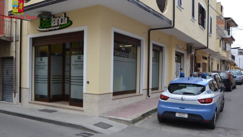 Scoperta sala slot senza autorizzazione a RosarnoDue persone denunciate e multe per 140 mila euro