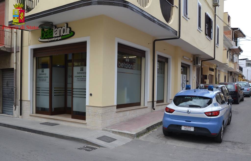 La sala slot senza autorizzazione scoperta dalla Polizia
