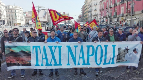 Taxi fermi anche a Napoli: centinaia in corteo