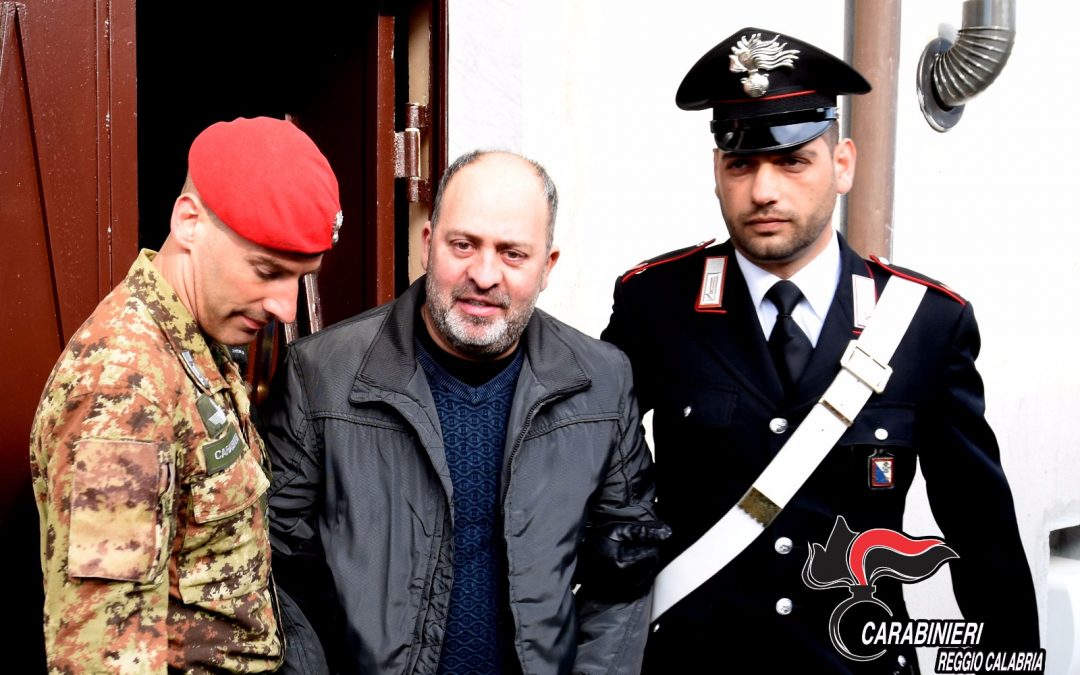 Vottari al momento dell'arresto e il palazzo dove si trovava il bunker
