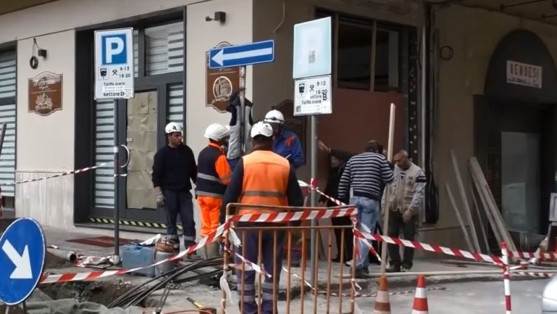 VIDEO - Bomba distrugge panetteria a LameziaI danni ingenti in tutta l'area dell'esplosione