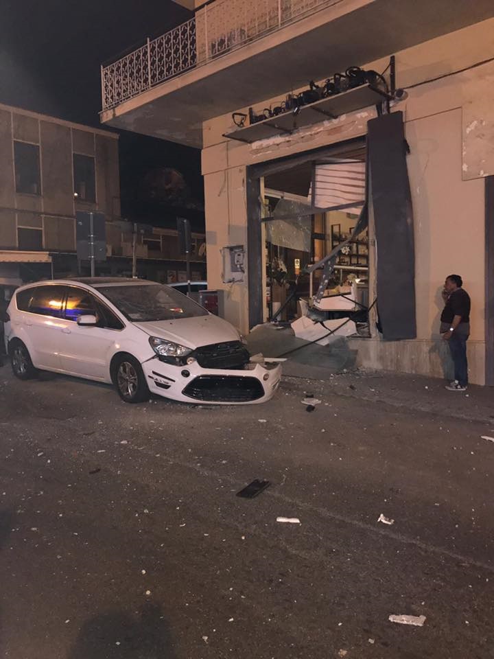 Bomba distrugge un negozio a Lamezia nella notte  I titolari parenti di un collaboratore di giustizia