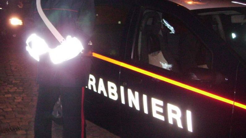 Violenta lite per gelosia:42enne ferisce la moglie, poi si consegna ai Carabinieri