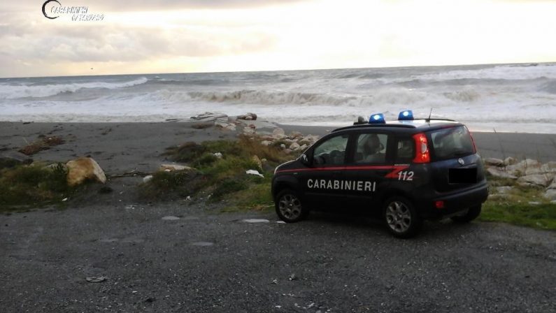 Tragedia sfiorata a Falerna, il marito lancia l'allarmee i carabinieri salvano una donna dal mare in tempesta 