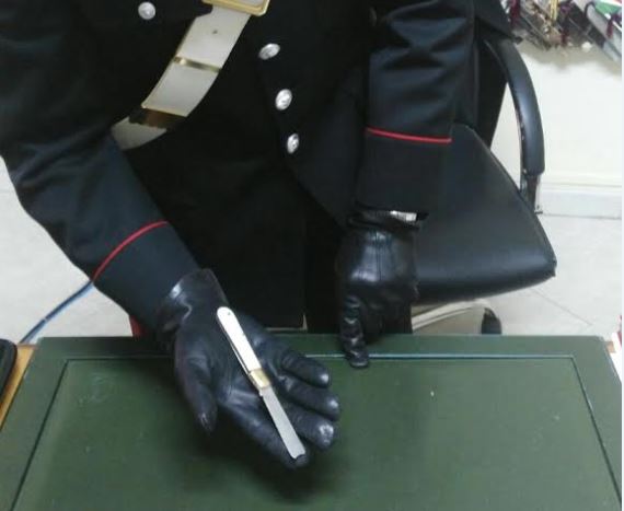 Entra in una scuola del Crotonese armato di coltello, denunciato un uomo dai carabinieri