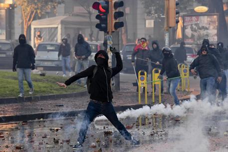 Napoli, disordini nel giorno di Salvini: tre arresti e tre denunce