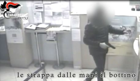 Rapinatore perde soldi, in due li rubano