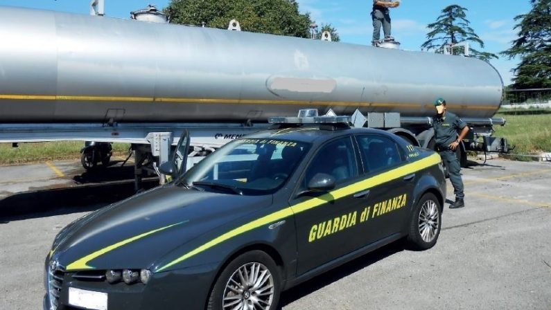 Una tonnellata di gasolio in eccesso rispetto a quanto dichiarato: scatta il sequestro della Guardia di Finanza