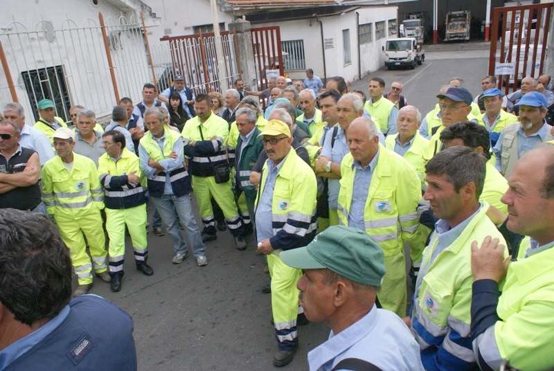 Gli operai della Multiservizi durante la protesta
