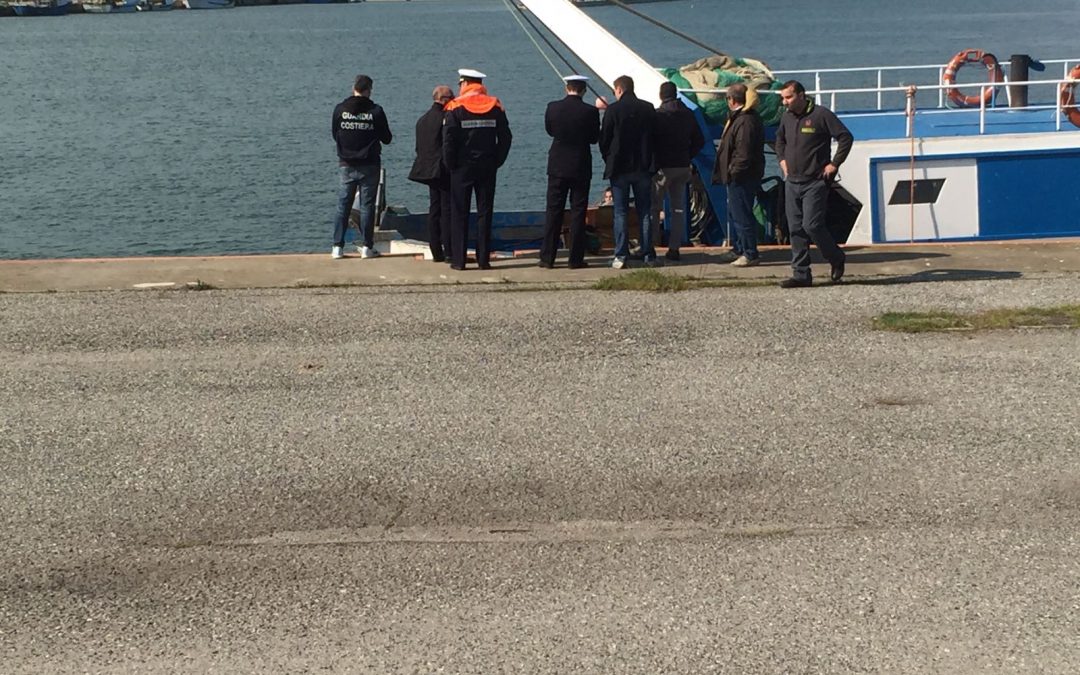Gli investigatori nel porto di Corigliano