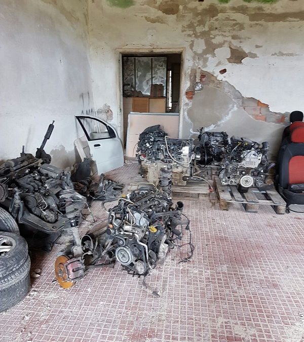 Pezzi di auto risultate rubate nel deposito scoperto dai Baschi verdi