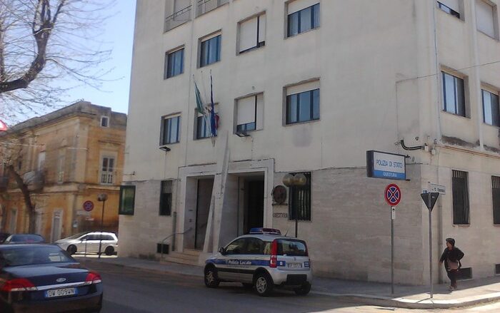 Matera, diedero fuoco alla vetrata di un'agenzia funebre: tre arresti