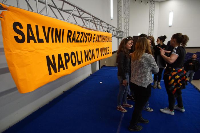 Salvini a Napoli e scoppia il caso, Minniti: ha il diritto di parlare