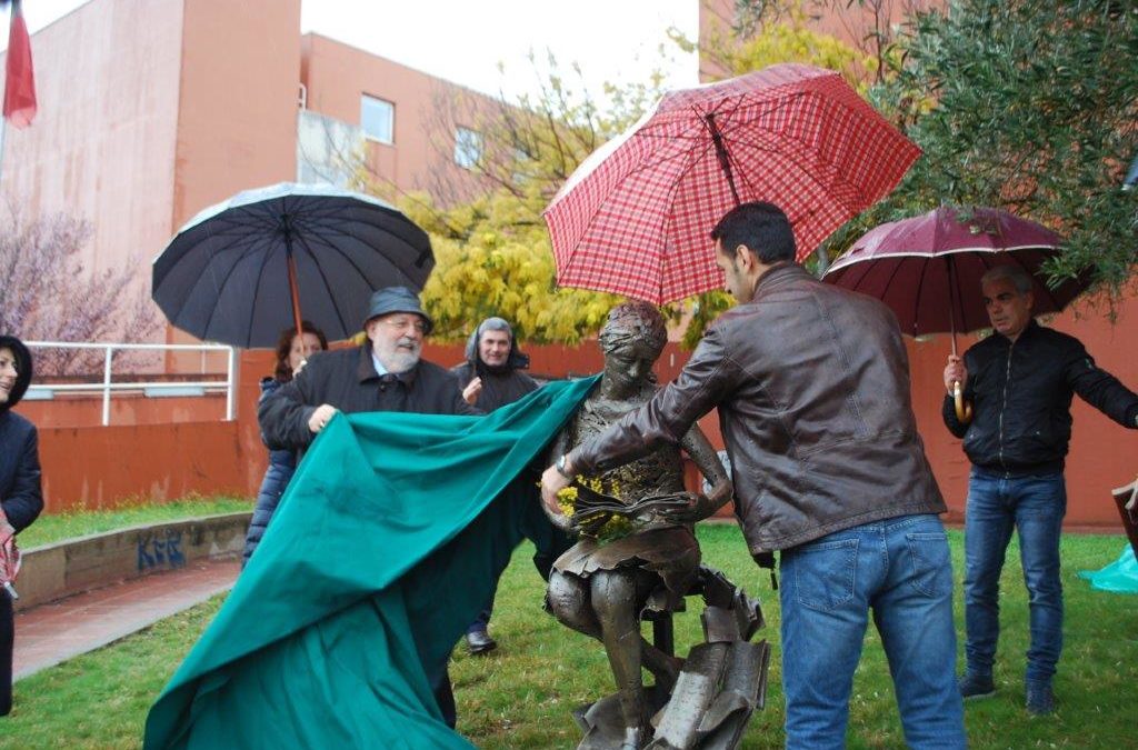 Il rettore Gino Crisci e l'artista Khaled Stiaithia scoprono la statua