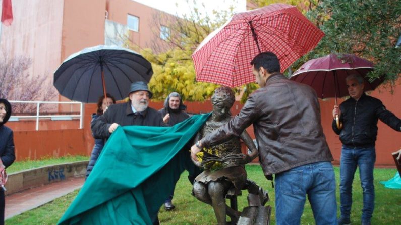 “In volo con lettura”: all’ingresso dell’Unical una scultura dell’artista palestinese Khaled Stiaithia