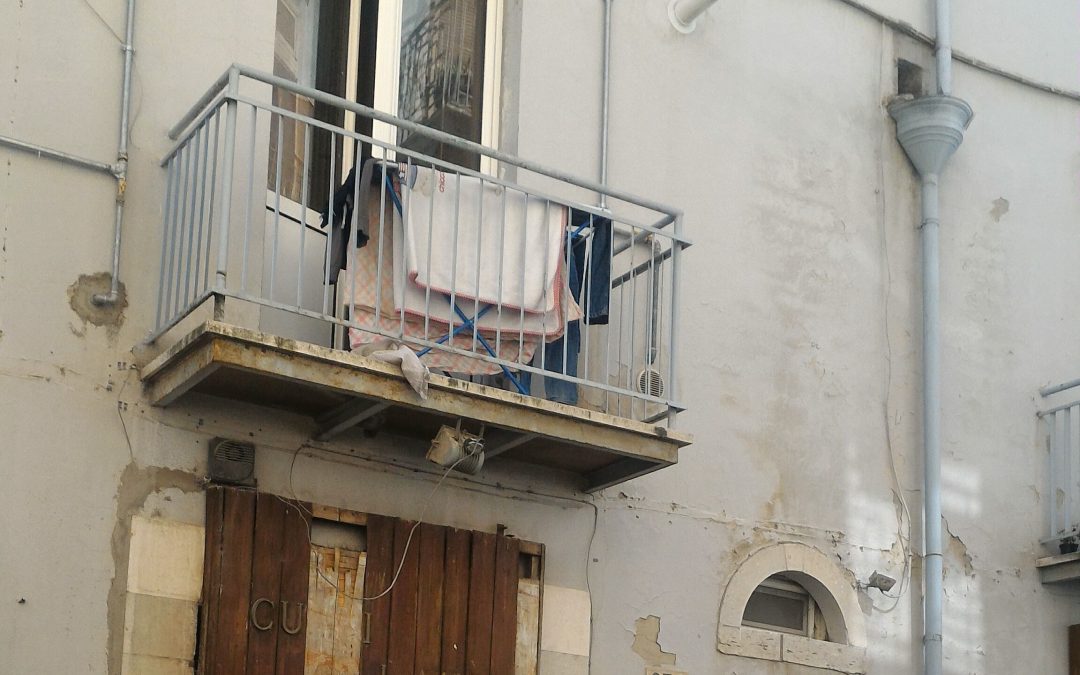 L'appartamento in via Pretoria in cui si è consumata l'aggressione (foto A. Mattiacci)