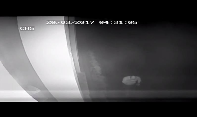 VIDEO – L’autore delle scritte contro don Ciotti e Libera a Locri ripreso dalle telecamere di sorveglianza