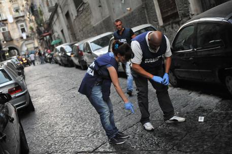 Giovane di 29 anni ferito a colpi di pistola a Napoli