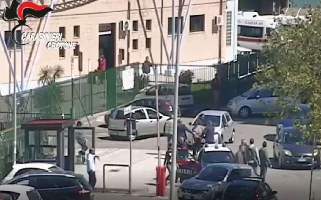 VIDEO – Prima deruba un anziano e poi gli estorce denaro  L’arresto in flagranza davanti l’ospedale di Crotone